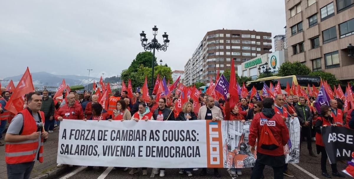 La asamblea de este martes, 12 de mayo en Vigo, congregó a más de un millar de militaes del sindicato. En la imagen, la concentración previa al acto, delante sede Confederación Empresarios Pontevedra.